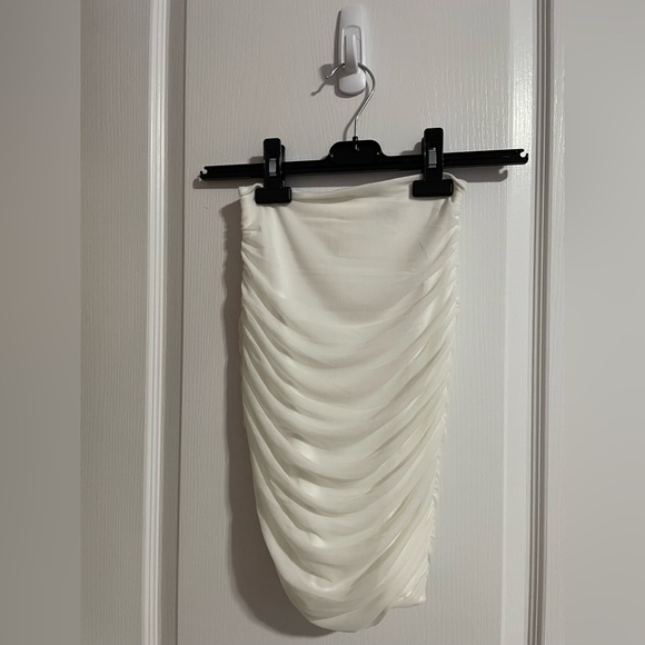 OhPolly white ruched skirt. 17” in length, high waisted. Stretchy. US 2/UK6. - Picture 4 of 4